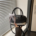 Bolso bandolera negro de cuero sintético con lazo plateado, encaje y bordado de corazón - Negro