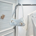 Bolso de hombro blanco efecto cocodrilo con hebillas doradas en soporte metálico - Blanco