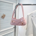 Bolso de hombro rosa con relieve de cocodrilo en charol y detalles de hebilla dorada - Rosa