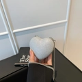 Zilveren hartvormige crossbodytas met glitterafwerking en een metalen kettingriem - Zilver