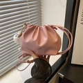 Sac seau plissé rose avec un adorable pendentif ours en peluche et une fine bandoulière - Avec Pendentif / Rose