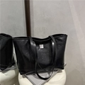 Grand sac cabas noir avec motifs de dessins animés embossés et plaque argentée - Noir
