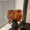 Sac nuage froncé marron en cuir avec pompon blanc décoratif tenu à la main - Avec Pendentif / Marron