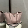 Sac cabas en similicuir rose avec motifs cœurs embossés et boucle en métal argenté - Rose