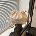 Sac nuage blanc crème à plis avec cordon de serrage et pompon décoratif - Avec Pendentif / Blanc