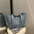 Sac cabas bleu clair en similicuir gaufré avec motifs géométriques et plaque argent - Bleu