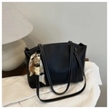 Dettaglio della borsa tote in pelle nera con cuciture bianche e foulard di seta sul manico - Nero
