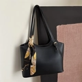 Dettaglio borsa tote nera con cuciture bianche a contrasto e foulard di seta decorativo - Nero