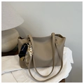 Dettaglio della borsa tote kaki con trama in pelle e foulard fantasia sul manico - Cachi