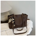 Dettaglio borsa tote marrone scuro in similpelle con cuciture bianche e foulard decorativo - Marrone Scuro