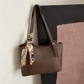Borsa tote marrone con elegante sciarpa di seta e cuciture bianche per donne alla moda - Marrone