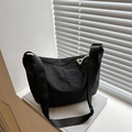 Bolso bandolera minimalista negro de nailon impermeable con cremallera triangular - Negro