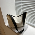 Bolso bandolera beige de nailon con correa negra para un estilo informal de verano - Blanco
