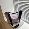 Bolso bandolera de nailon impermeable lila con correa ancha ajustable en color negro - Morado