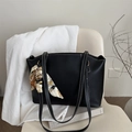 Borsa a spalla nera in ecopelle con cuciture bianche a contrasto e sciarpa di seta - Nero