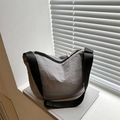 Bolso bandolera minimalista de nailon gris medio con correa ancha negra y silueta suave - Gris