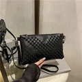 Pochette alla moda in pelle nera con borchie a V e tracolla sottile rimovibile - Nero