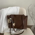 Grande borsa tote marrone scuro in pelle opaca con cuciture a contrasto e sciarpa di seta - Marrone Scuro