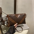 Borsa a tracolla in pelle marrone con borchie nere a V e tracolla sottile in pelle - Marrone