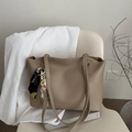 Elegante borsa tote in ecopelle kaki con raffinato dettaglio foulard floreale per l'estate - Cachi
