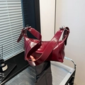 Borsa a spalla retrò bordeaux lucida con tracolla larga e occhielli in metallo - Rosso