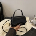 Mini borsa quadrata in vernice nera lucida con tracolla e dettagli in argento - Nero