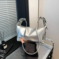 Borsa a spalla minimalista metallizzata argento con tracolla regolabile in stile Y2K - Argento