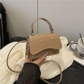 Piccola borsa quadrata minimalista in pelle verniciata color cammello con patta ondulata - Cachi