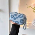 Hellblaue Plüsch-Handtasche mit Herzprägung und weicher Handgelenkschlaufe - Blau