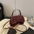 Mini borsa a tracolla in pelle verniciata lucida bordeaux con manico curvo e tracolla - Rosso