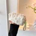 Weiße Plüsch-Clutch mit Blumenstruktur und grünem Handgelenkriemen von Model getragen - Weiß