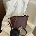 Minimalistische braune Lederbeuteltasche für Damen mit verstellbarem Riemen und Logo - Braun