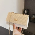 Borsa a tracolla chic in paglia da donna con pelle bianca e tracolla a catena dorata - Bianco