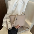Schicke beige Bucket Bag aus Leder mit Fanyissa-Logo und silbernem Gurt - Khaki