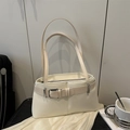 Minimalistische beige Schultertasche aus Kunstleder mit Schnalle und Doppelträgern - Weiß