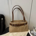 Khakifarbene Canvas-Achseltasche mit braunem Ledergürtel und silberner Schnalle - Khaki