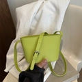 Lindgrüne matte Leder-Eimertasche mit Fanyissa-Logo und verstellbarem Riemen - Grün