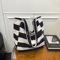 Grande borsa tote in tela a righe bianche e nere con tracolla nera in perfetto stile minimalista - Nero