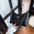 Borsa a spalla trapuntata nera con catena dorata e motivo a rombi in mano - Nero