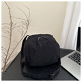 Detalle de cerca de un bolso bandolera de pana negra con textura y cremallera doble - Negro