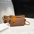 Borsa tote in tela marrone con finiture in pelle arancione e eleganti tasche laterali - Marrone