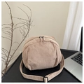 Detalle del bolso de pana beige con textura de rayas y cierre de doble cremallera - Caqui