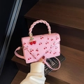 Rosafarbene Umhängetasche mit Kirschmuster, Kirsch-Anhänger und gedrehtem Griff - Rosa