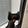 Sac porté épaule en cuir grainé noir avec boucle nœud doré et bandoulière mince - Noir