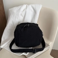 Bolso tipo concha de pana negra con doble cremallera y correa de hombro ajustable - Negro