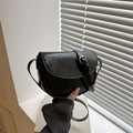 Minimalistische schwarze Satteltasche aus Glänzendem Leder mit Goldschnalle - Schwarz