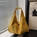 Grand sac cabas minimaliste jaune moutarde en nylon avec texture plissée et bandoulière - Jaune