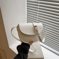 Minimalistische weiße Satteltasche aus Leder mit verstellbarem Gurt und Gold-Schnalle - Weiß