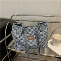 Bolso tote de mezclilla a cuadros azules y blancos con bordes deshilachados y asa de cuero - Azul