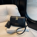 Bolso de montura negro retro con hebilla dorada y mini estuche sobre un libro - Negro